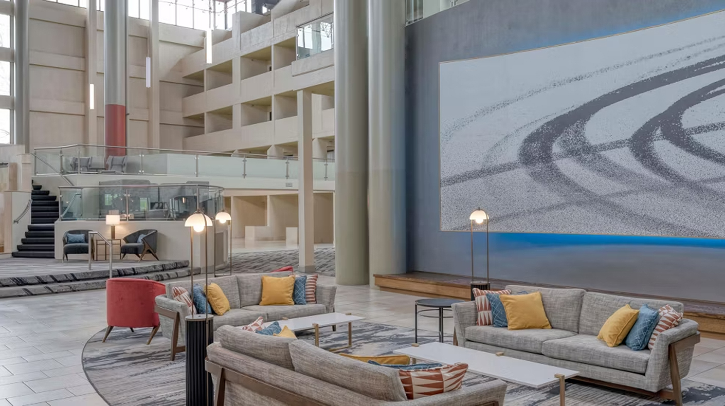 The Crowne Plaza Indianapolis lobby