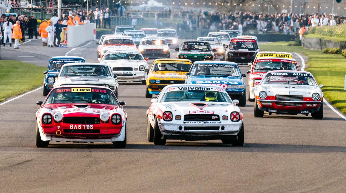 Vintage racecars racing at Goodwood.
